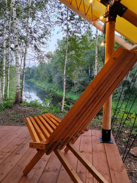 Сафари тент с живописным видом на реку