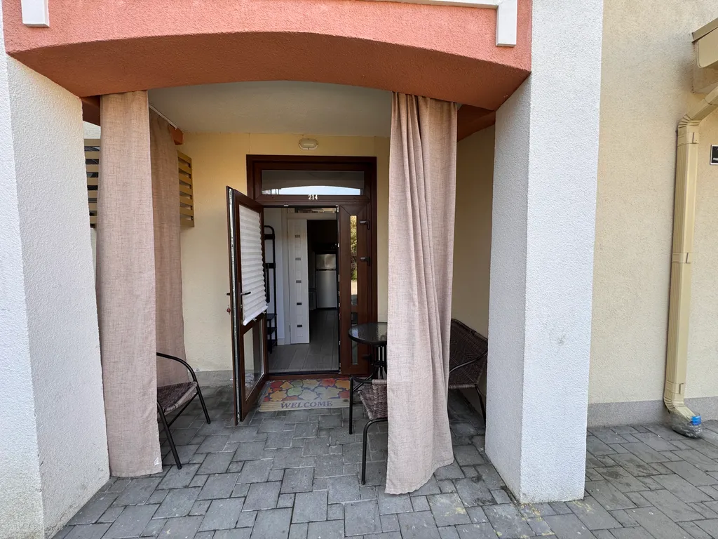 Трехкомнатная со своим выходом во двор на бассейны