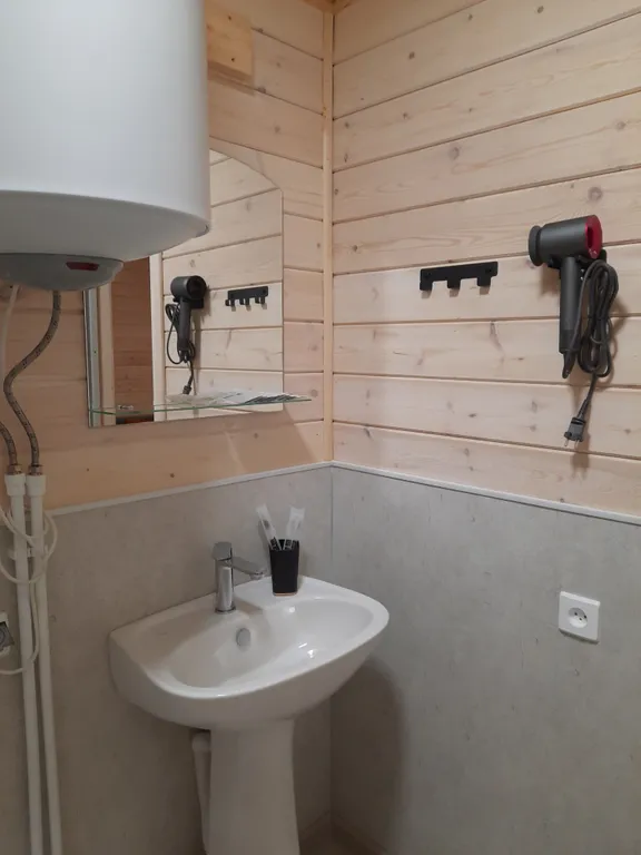 Уютный четырехместный Домик де-люкс с двухспальной кроватью