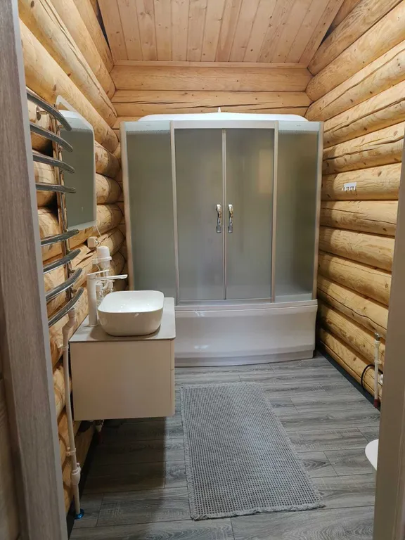 Уютный дом на берегу большого озера