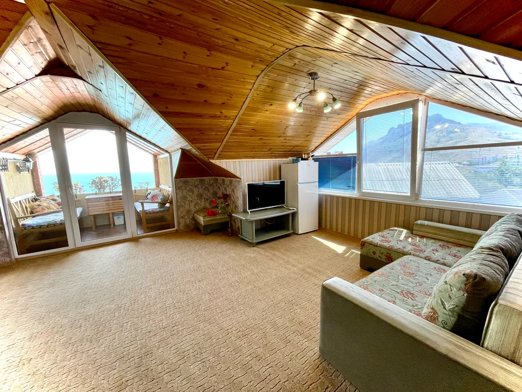 Пентхаус с балконом и видом на море