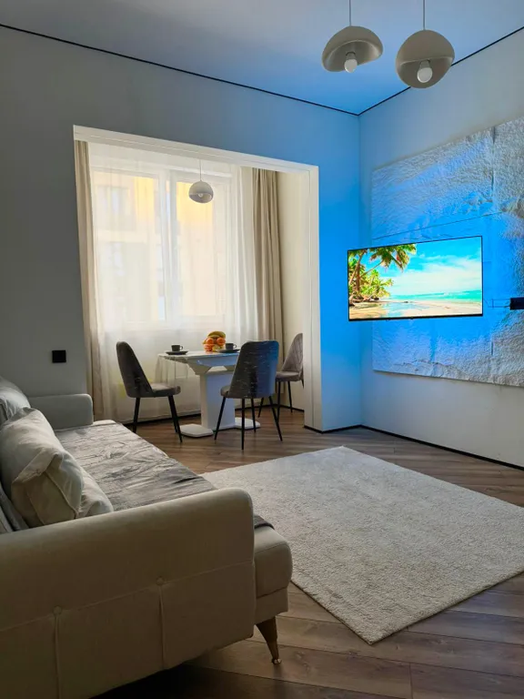 Эстетичная евродвушка рядом с Мегой