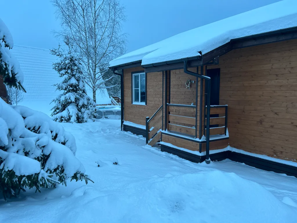 Новый загородный дом у реки с баней и бассейном