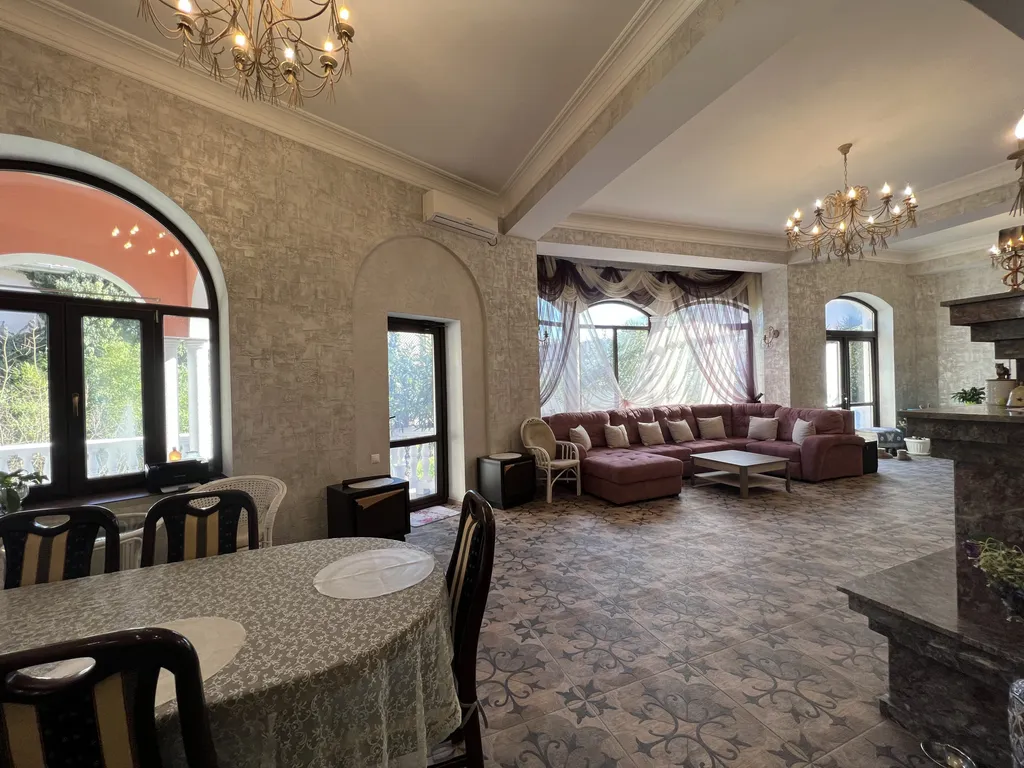 Дом в 5 минутах от набережной Ялты с бассейном и сауной