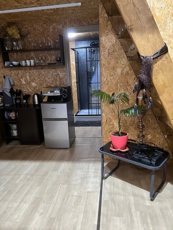 Уютный дом с видом на лес и железную дорогу