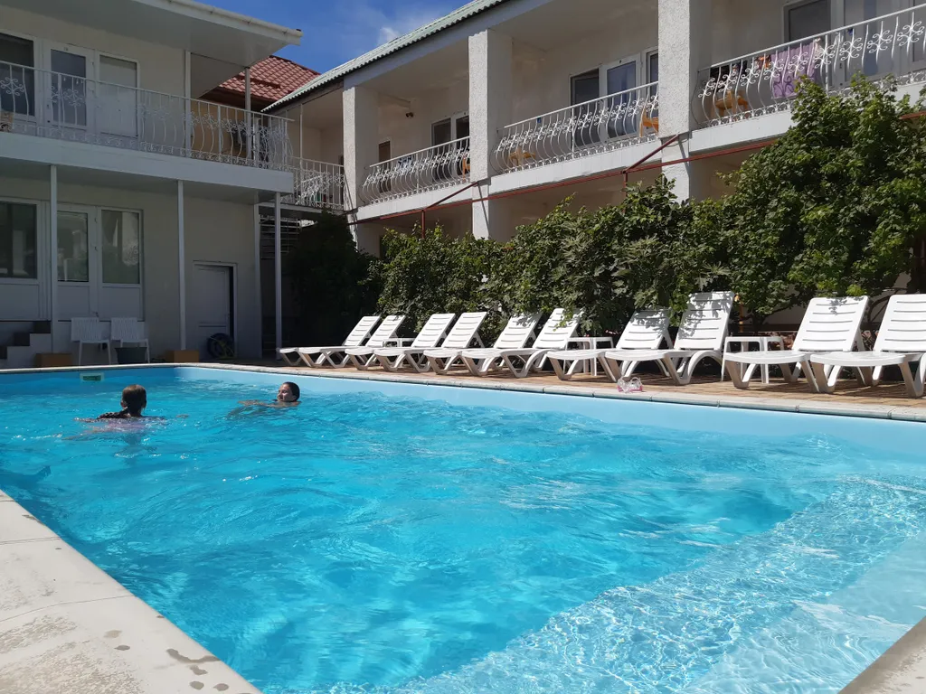 Четырёх местный номер с видом на бассейн и горы