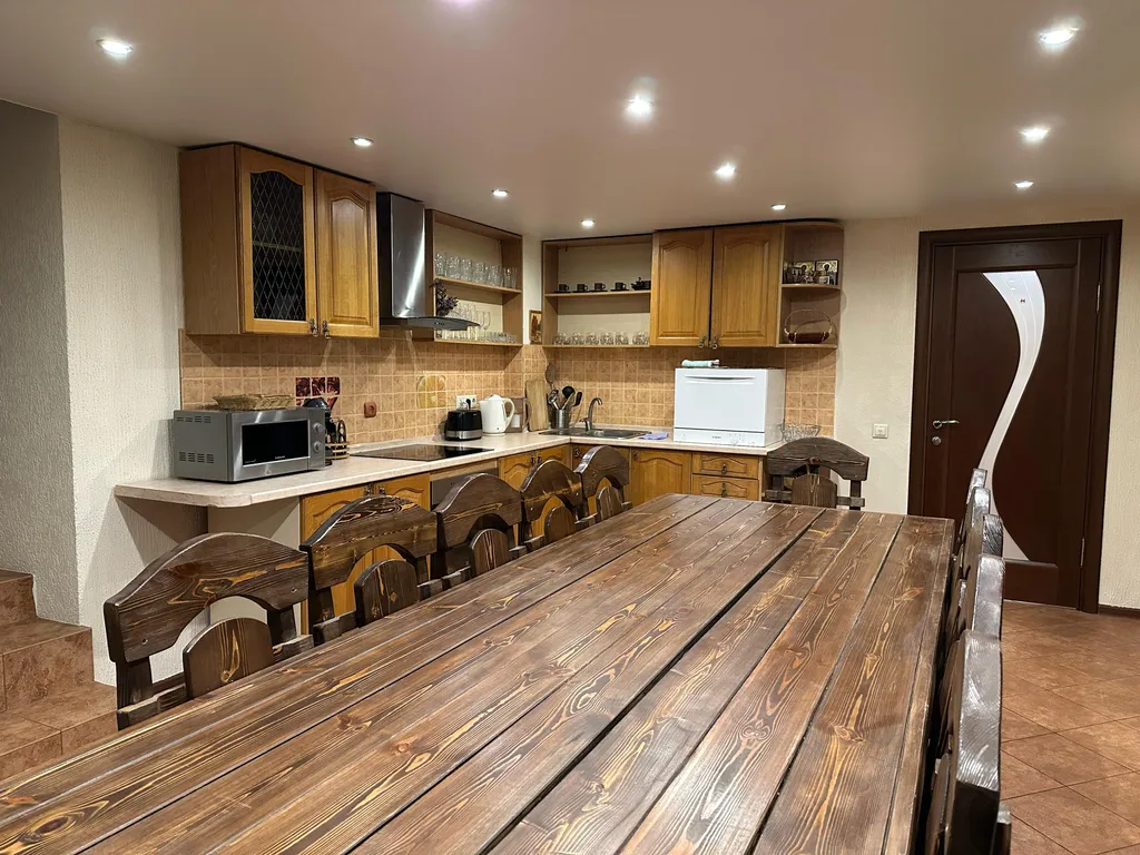 Дом на берегу реки с баней на дровах