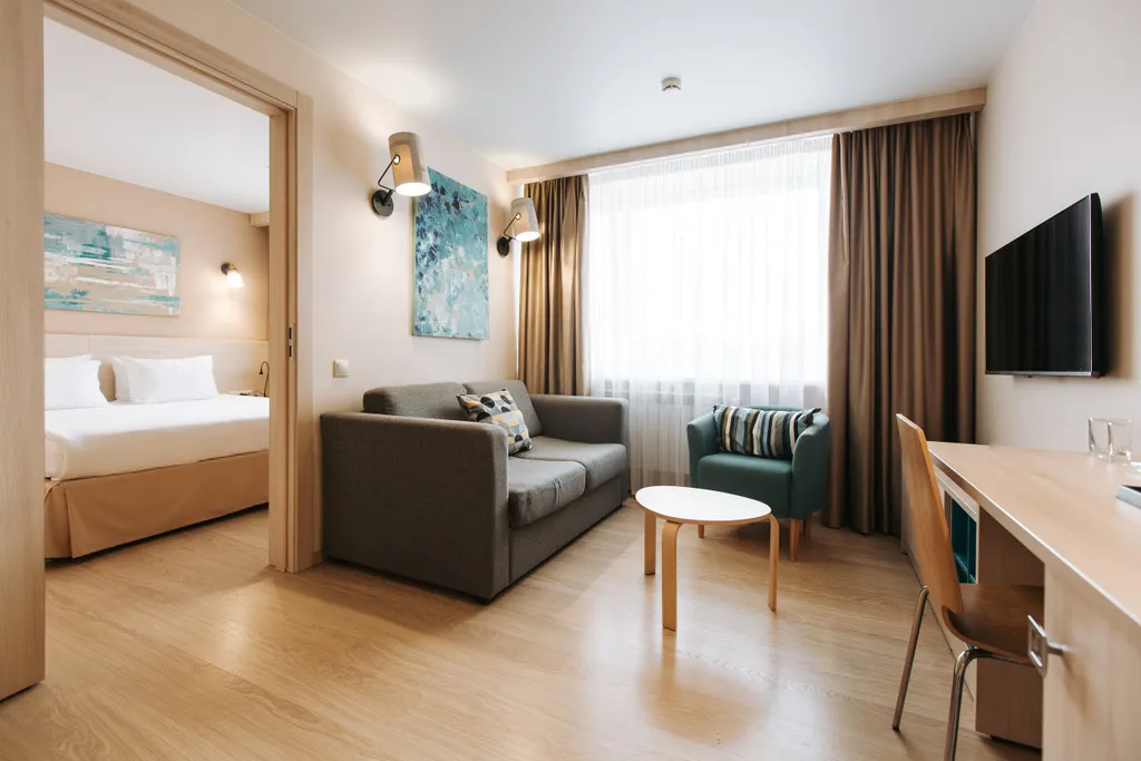 Номер Бизнес с двуспальной кроватью и диваном