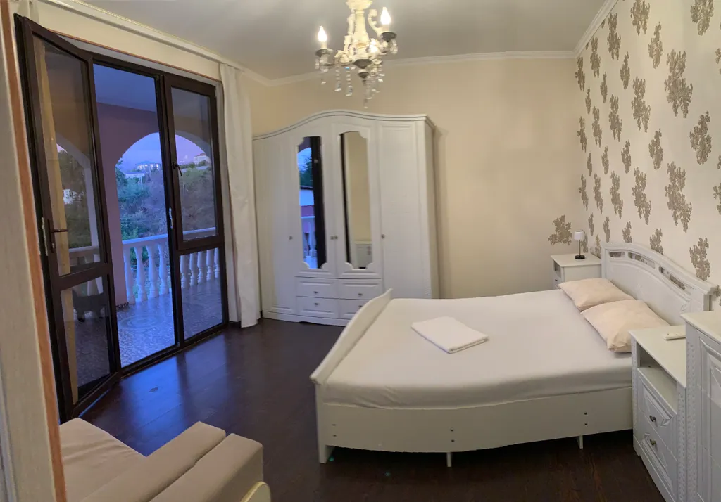 Трехместный уютный номер с террасой.