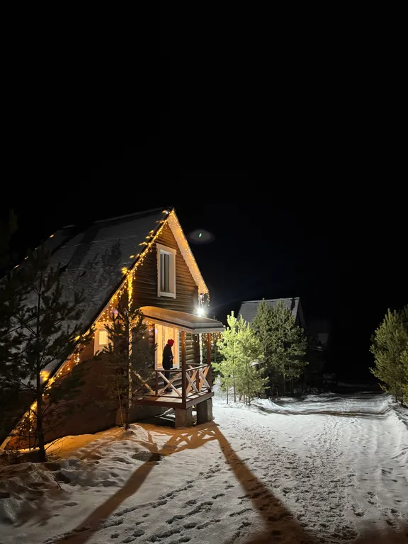 Уютный дом в деревне у реки