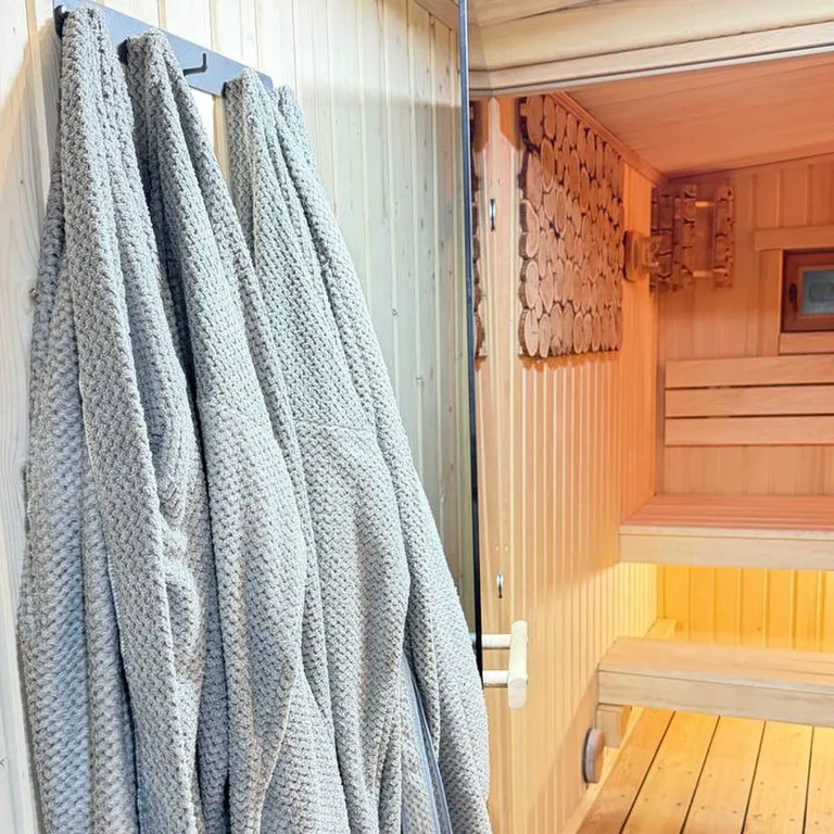 Дом для двоих в сосновом лесу