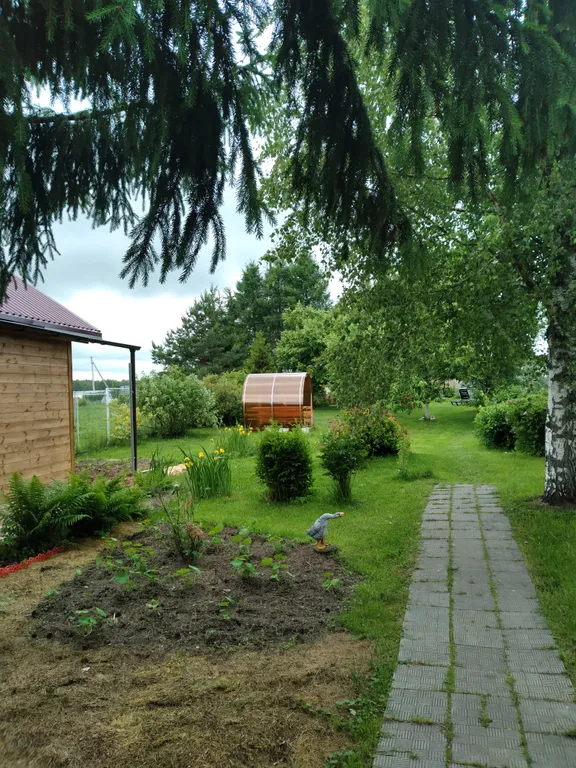 Уютный домик в деревне с выходом на веранду и ухоженным садом