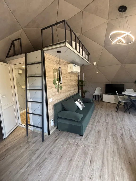 Уютная сфера на побережье