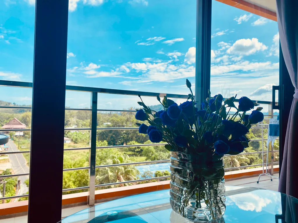 Уютная светлая квартира с бассейном рядом с морем