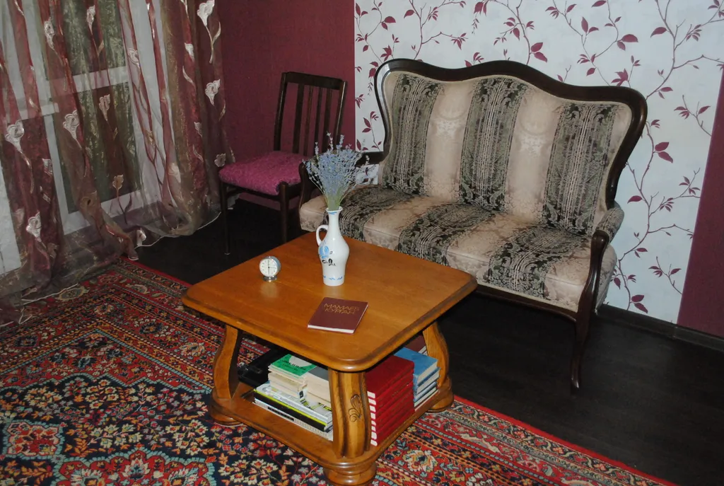 Уютная однокомнатная квартира с дубовой мебелью