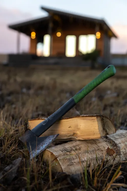 Новый дом с камином на берегу реки