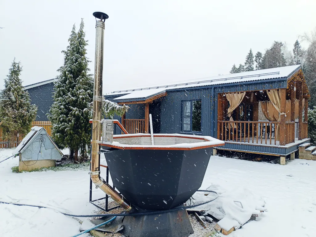 Уютный и теплый дом у леса