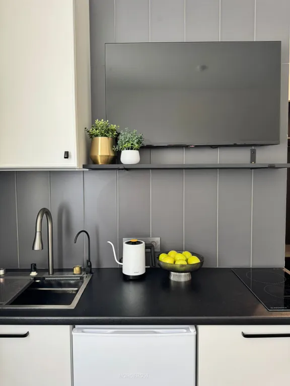 Современная квартира с отдельной спальней в европейском стиле