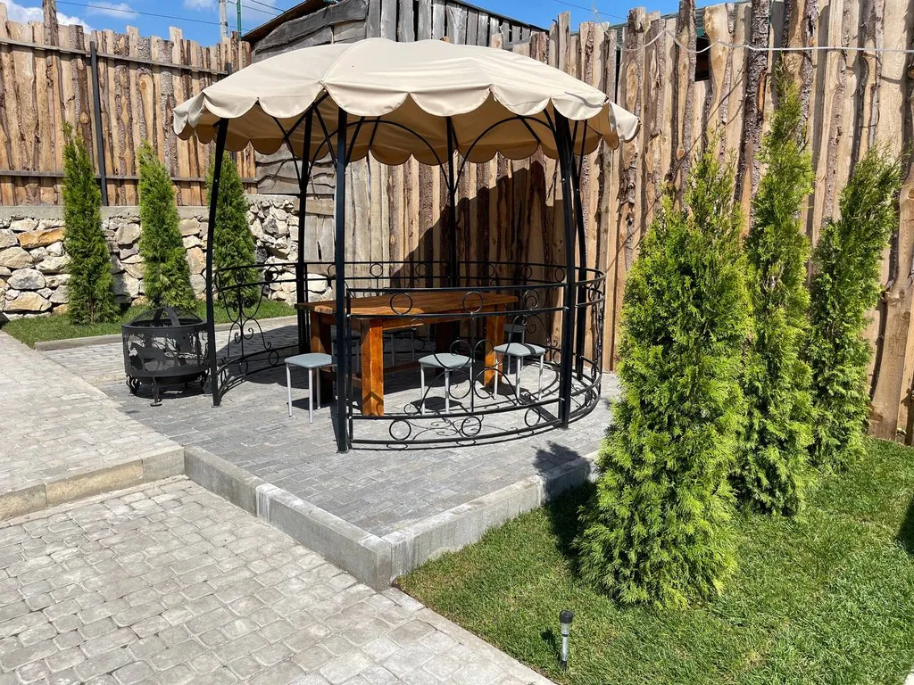 Уютный дизайнерский коттедж с территорией