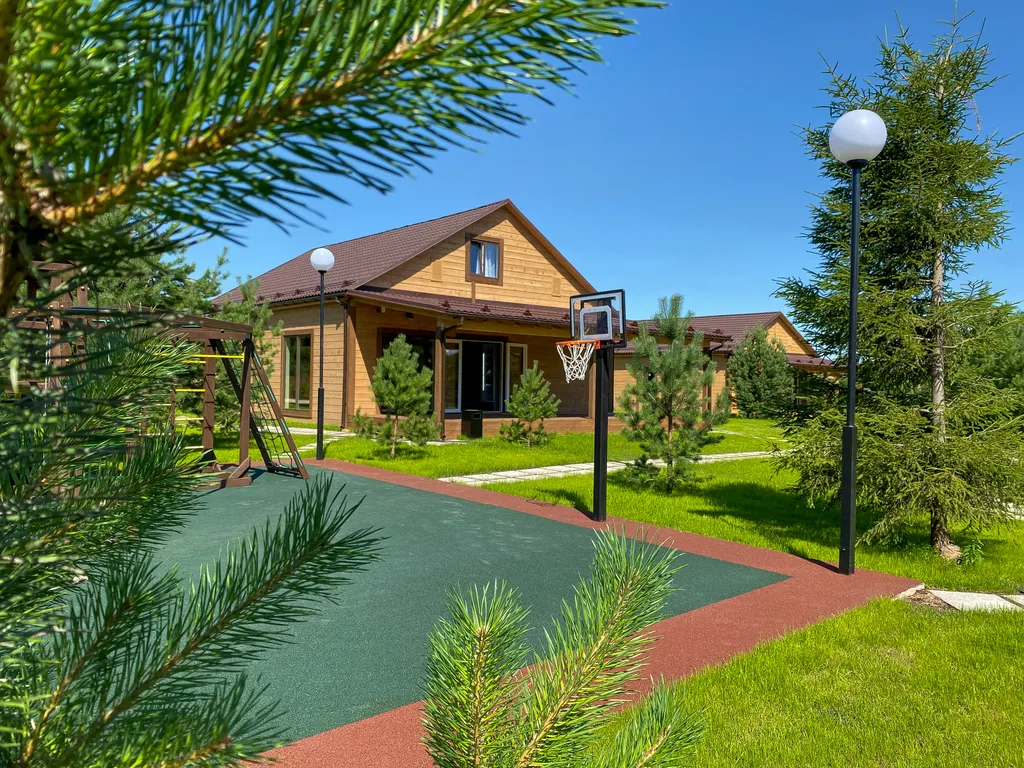 Просторный двухкомнатный коттедж в лесу у пруда