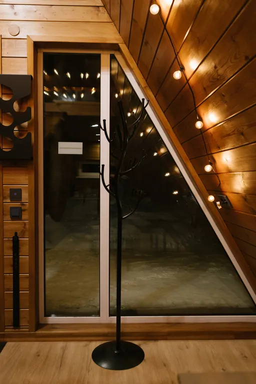 Домик в лесу вблизи от города в стиле A-frame