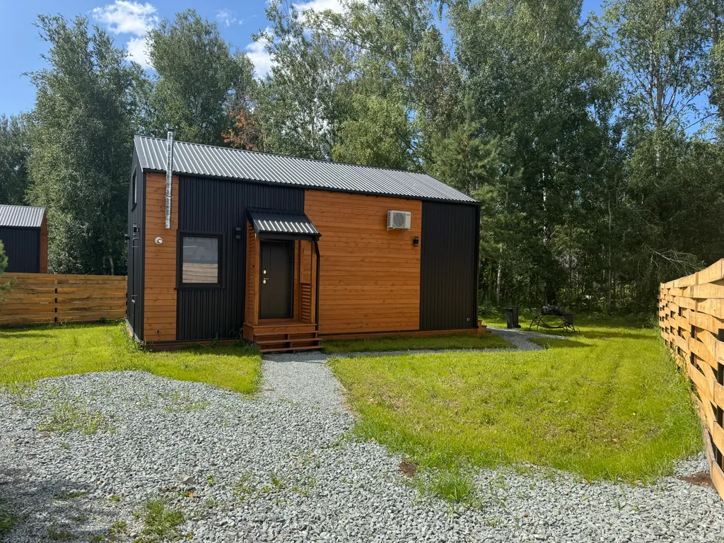 Домик с террасой и мангалом среди природы