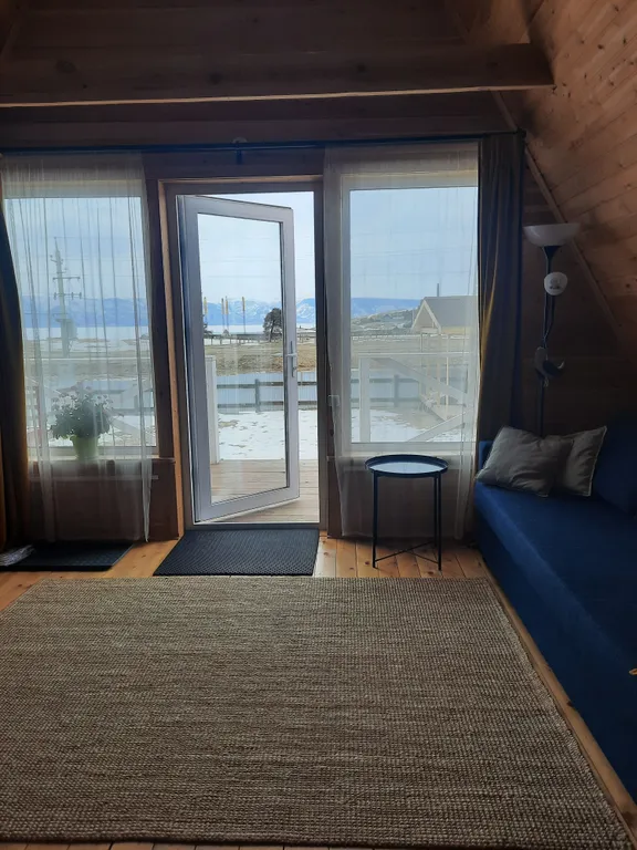 Красный домик с видом на Байкал