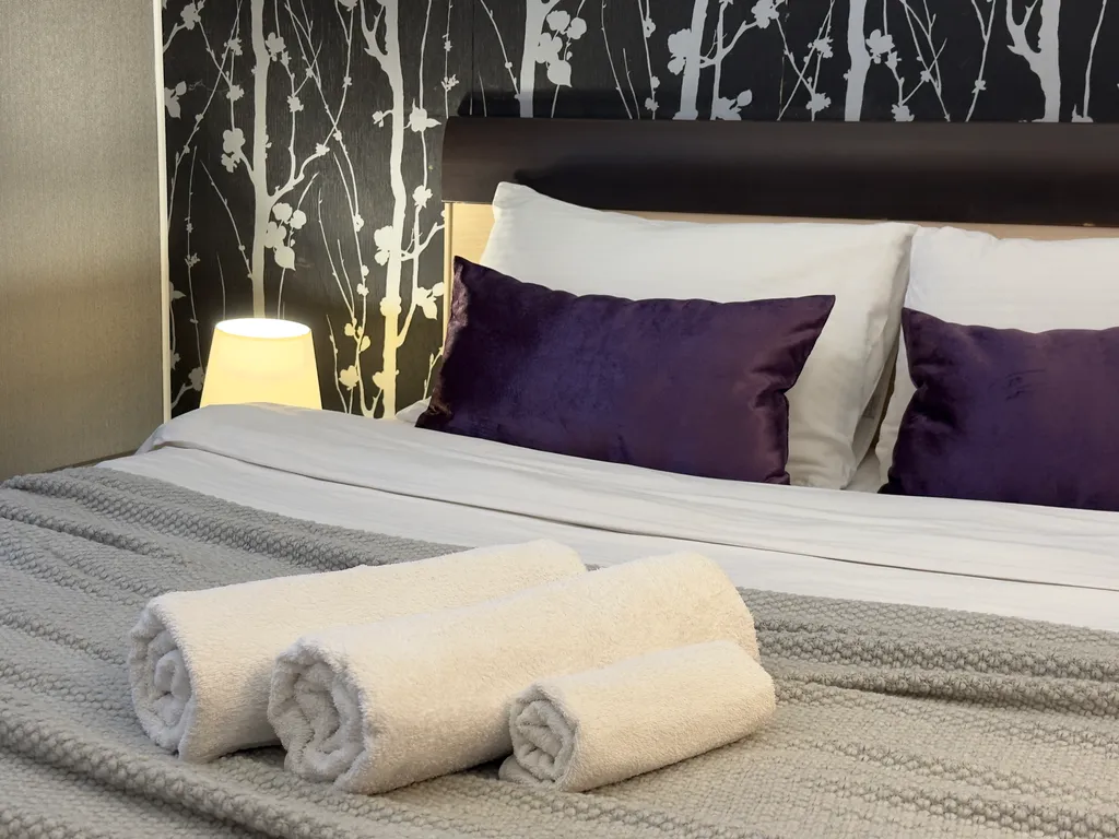 Люксовая двухкомнатная с авторским освещением