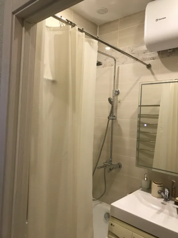 Однокомнатная квартира с окнами на парк Землячки рядом цирк, УДС Молот