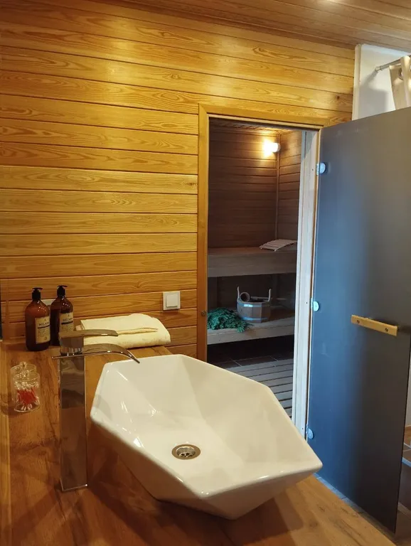 Уютный дом с камином у леса