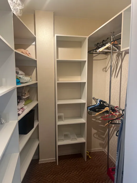 Просторная четырёхкомнатная квартира у парка с видом на море .