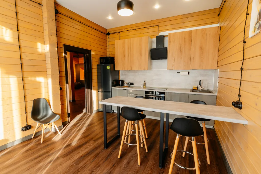 Большой дом в вековом лесу