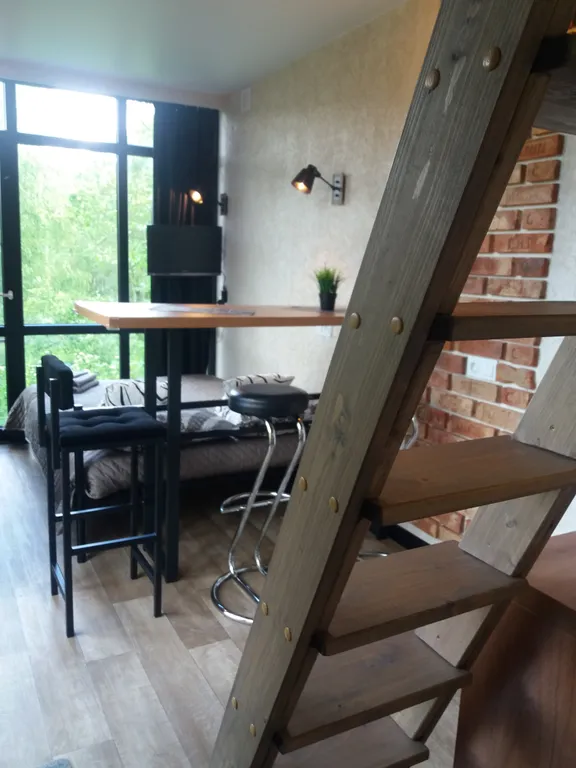 Уютный домик-студия на склоне холма у реки