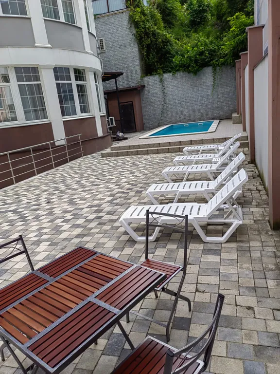 Уютные апартаменты в микрорайоне Новый Сочи с подогреваемым бассейном