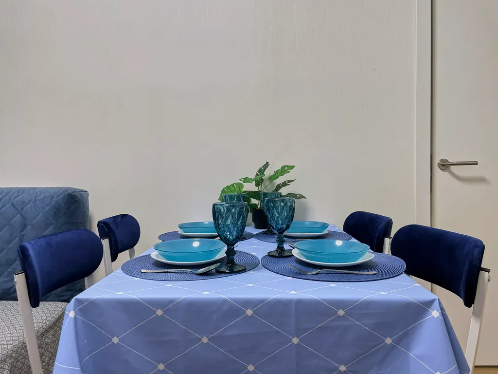 Уютная светлая трешка кухня отдельно, 2 балкона