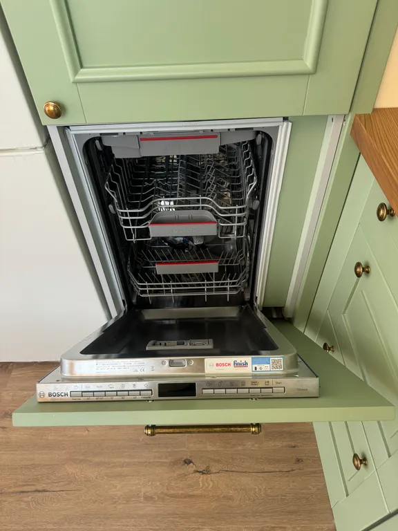 Солнечная квартира с мебелью из натурального дерева, рядом с морем