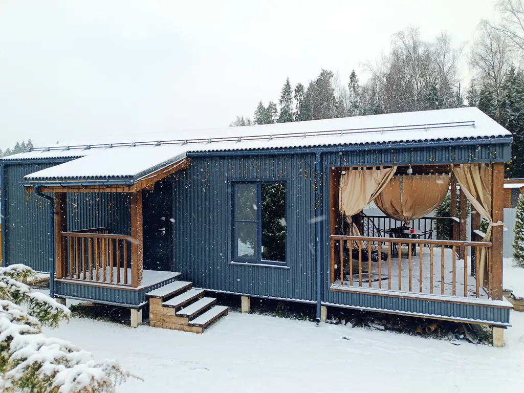 Уютный и теплый дом у леса