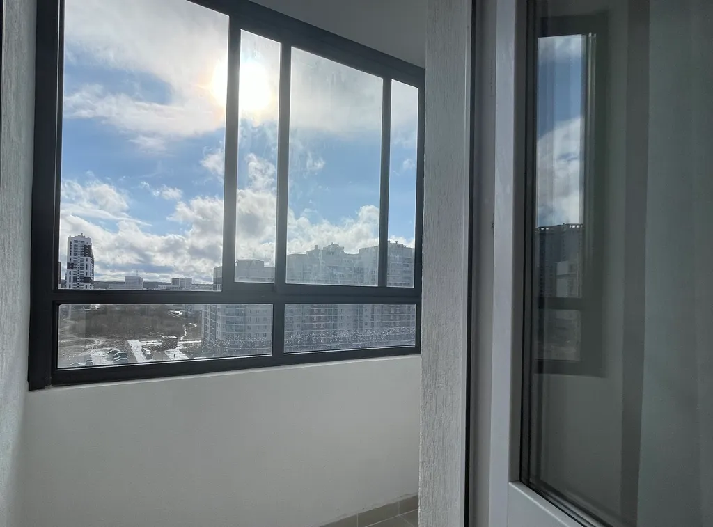 Просторная студия с лоджией и видом на город