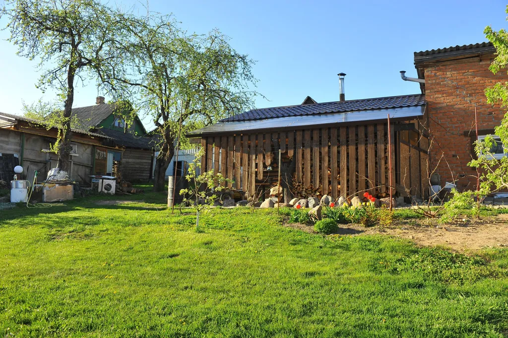 Уютный домик у озера