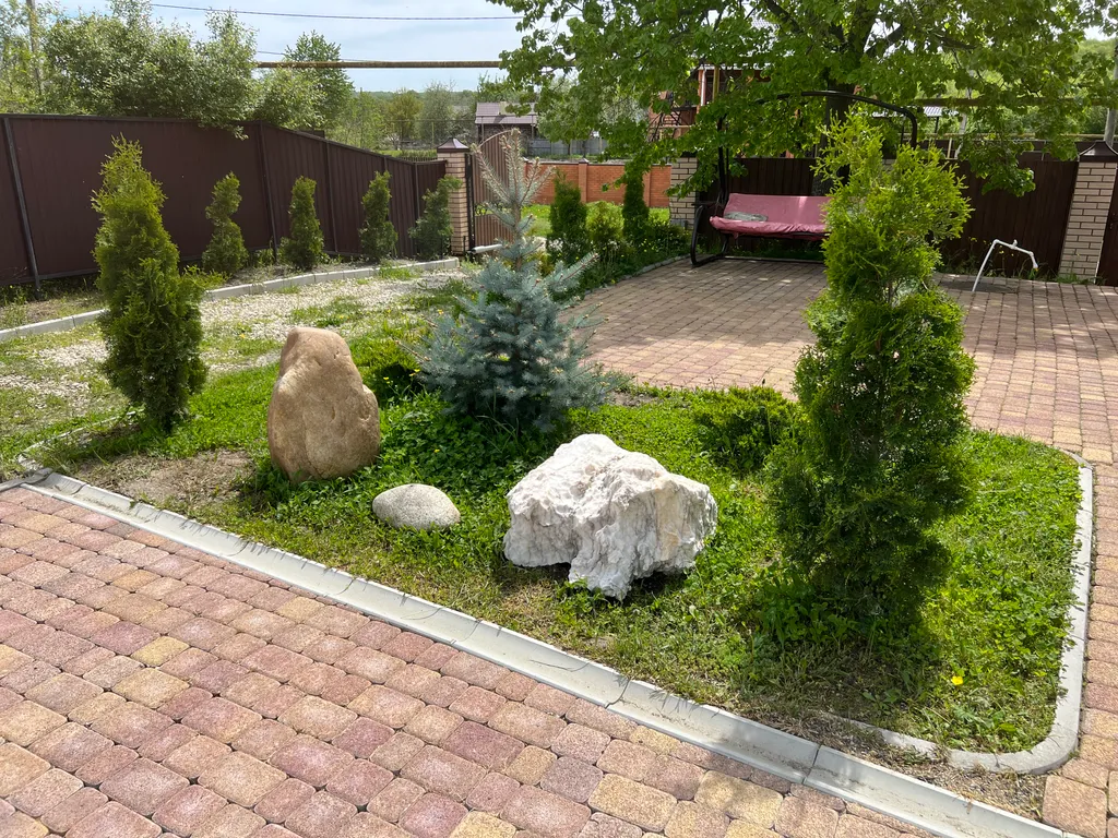 Душевный домик на берегу реки