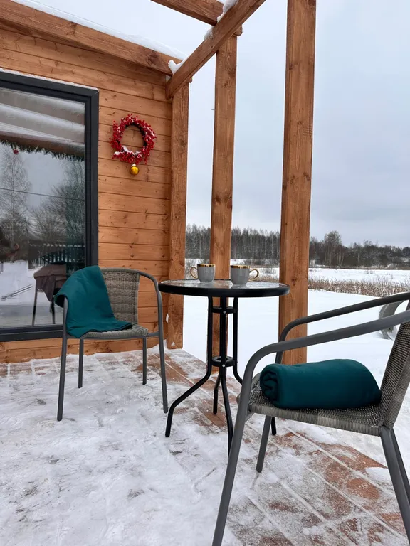 Стильный Красный дом у реки