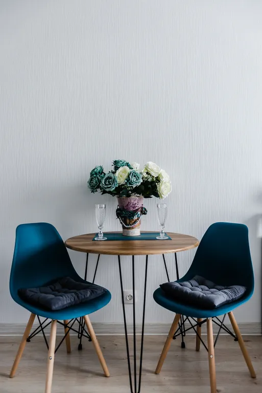 Новая просторная дизайнерская квартира-студия с высокими потолками