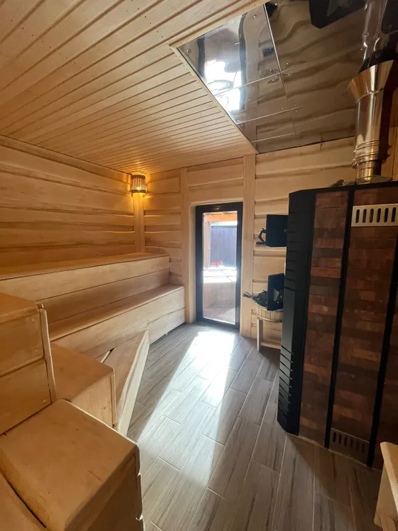 Просторный двухкомнатный коттедж в лесу у пруда