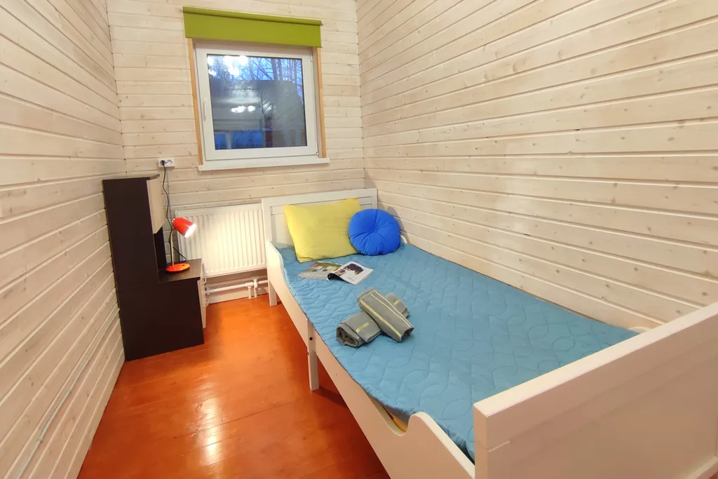 Петербургская дача на холме прямо у озера