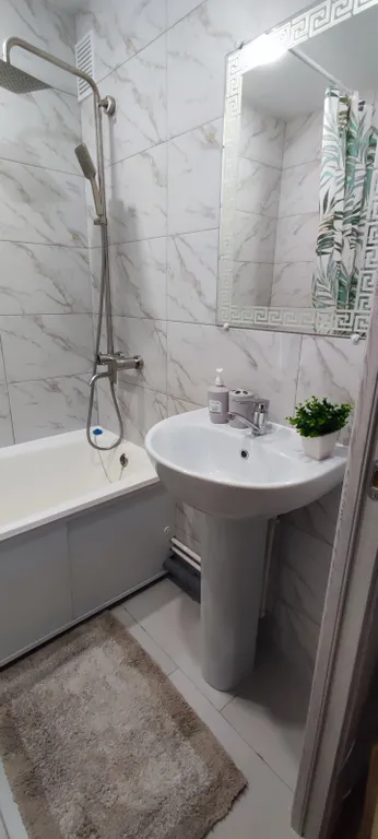 Уютная квартира около больницы Середавина