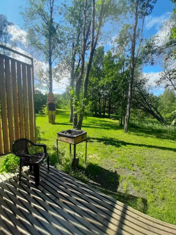 Дом на склоне холма у реки