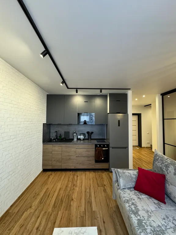 Квартира в стиле лофт с отдельной спальной зоной и гардеробной