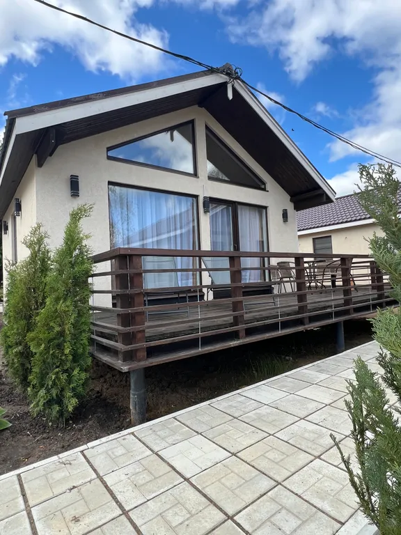 Современный и уютным домик на берегу озера