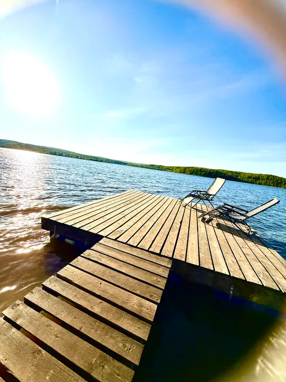 Речное поместье глэмпинг на берегу реки