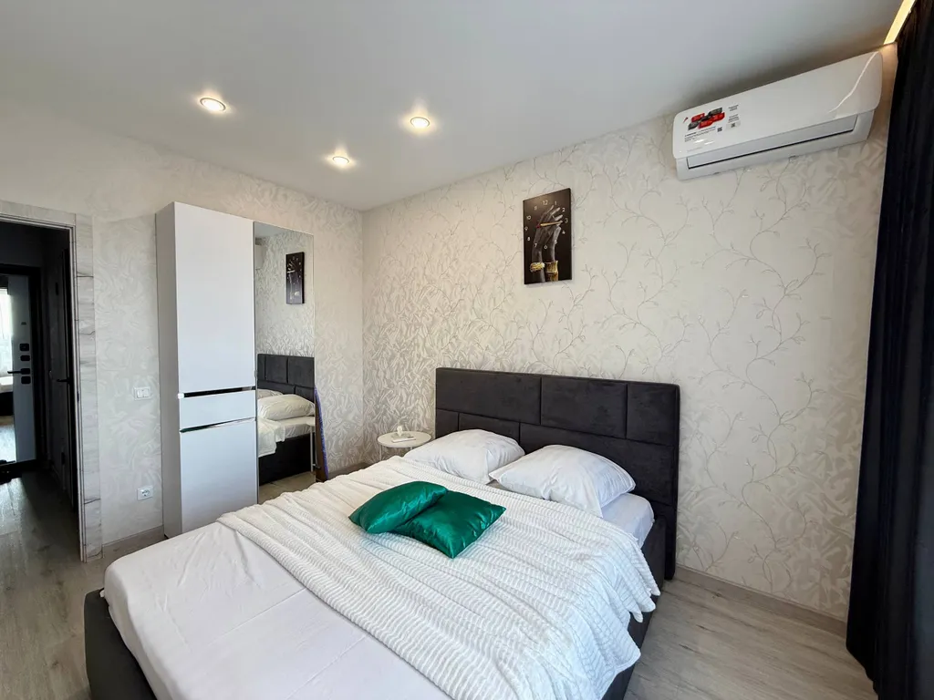 Евродвушка в центре города с красивом видом из окна